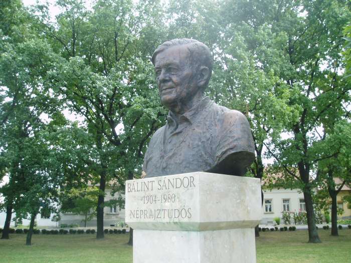 Szeged, Mátyás tér: Bálint Sándor szobra.jpg Szeged, Mátyás tér: Bálint Sándor szobra.jpg